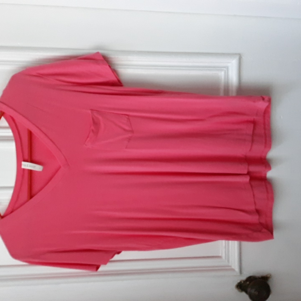 Mia & tess short sleeve t-shirt, size S, coral color, V-neckline, slightly used